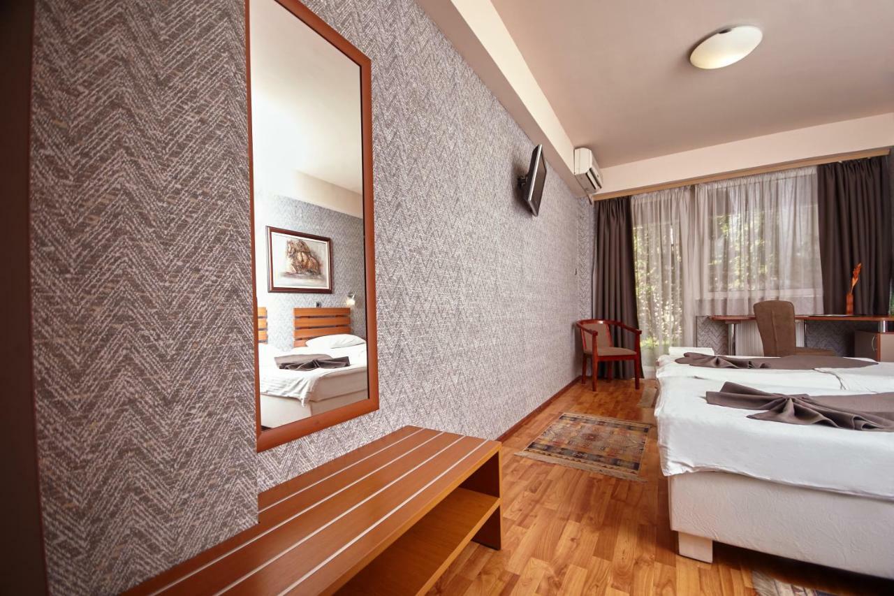 Leonardo Hotel Skopje Esterno foto